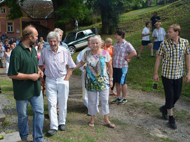 Kvůli slavnostnímu žehnání nové zvoničky se sešly na dvě stovky lidí. Po letech se rozezněl zvon. Lidé si prohlédli také historickou stříkačku.  