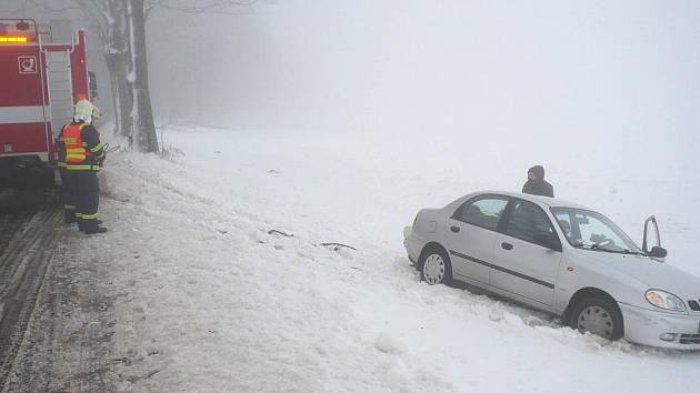 Automobil skončil v příkopu.