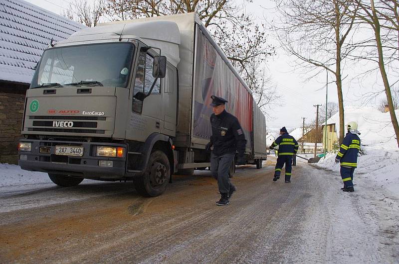 Nákladní auto s návěsem zablokovalo silnici v Pomezí.