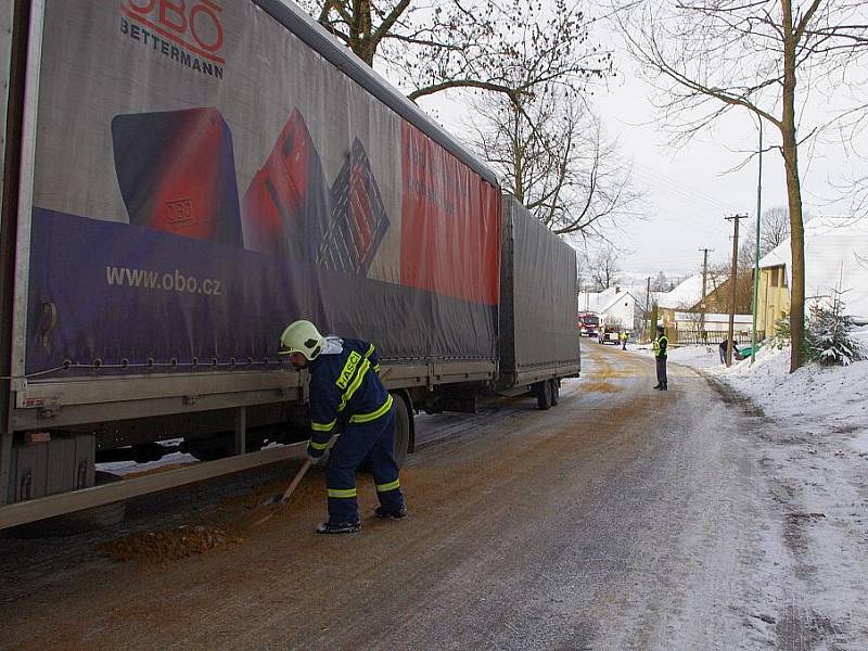 Nákladní auto s návěsem zablokovalo silnici v Pomezí.