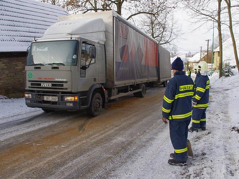 Nákladní auto s návěsem zablokovalo silnici v Pomezí.