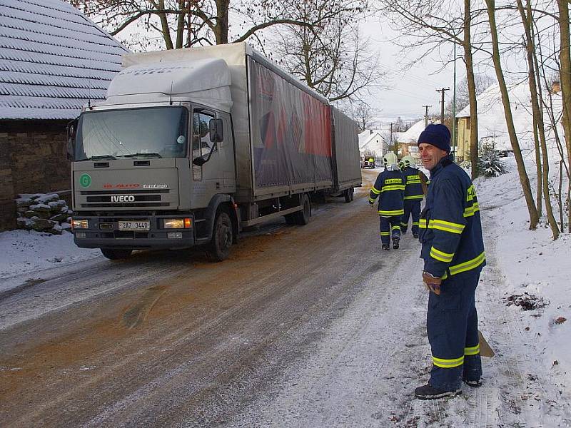 Nákladní auto s návěsem zablokovalo silnici v Pomezí.