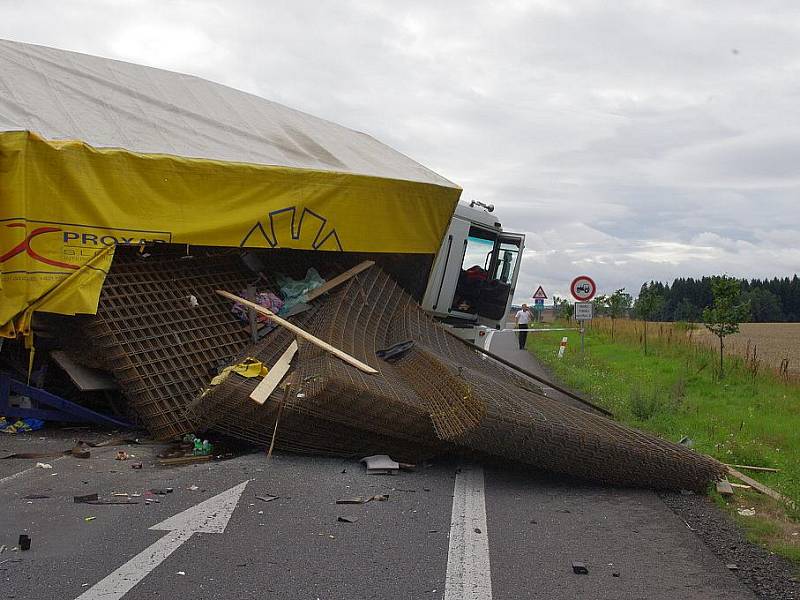 Srážka dvou nákladních vozidel na silnici I/35 u Gajeru.