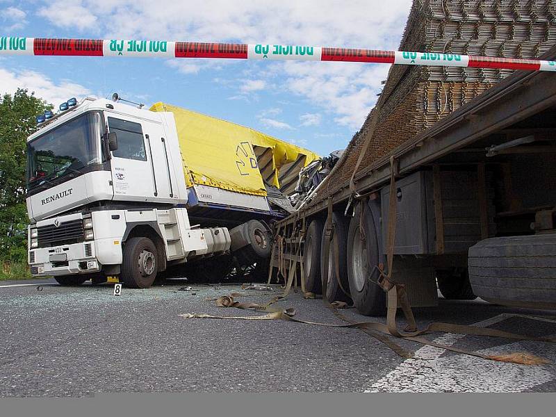Srážka dvou nákladních vozidel na silnici I/35 u Gajeru.