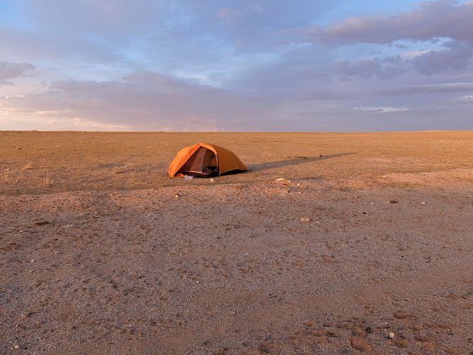 NOCOVÁNÍ na poušti Gobi v Mongolsku.