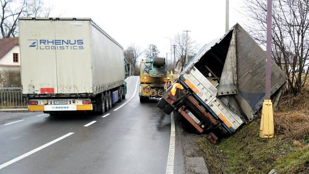 Nákladní auto havarovalo ve svitavské části Lačnov. Právě v době, kdy se tu stále řeší otázka budování chodníku pro větší bezpečnost tamních obyvatel..