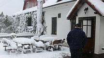 Letní předzahrádka restaurace na Hřebči.