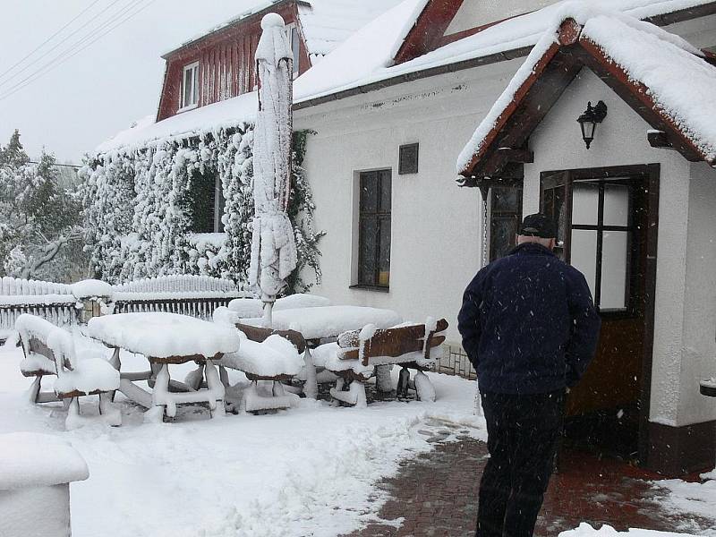 Letní předzahrádka restaurace na Hřebči.