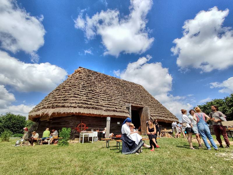 Řemeslníci si dali dostaveníčko u polygonální stodoly u Mikšíkova statku v Trstěnici.