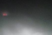 To není rozmazaná ani rozostřená fotografie, ale reálný snímek bílé tmy na silnici mezi Svitavami a Poličkou.