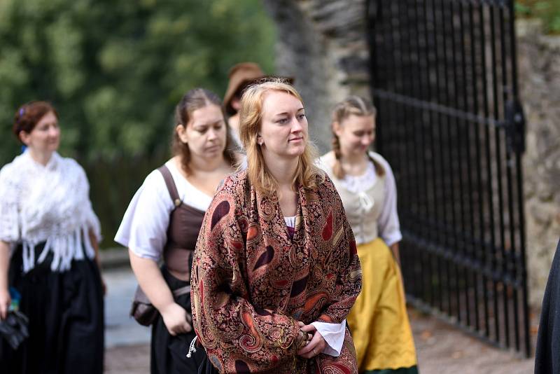 Princezna Arabela neboli herečka Jana Nagyová v sobotu zahájila na hradě Svojanov Třicetiletou válku.