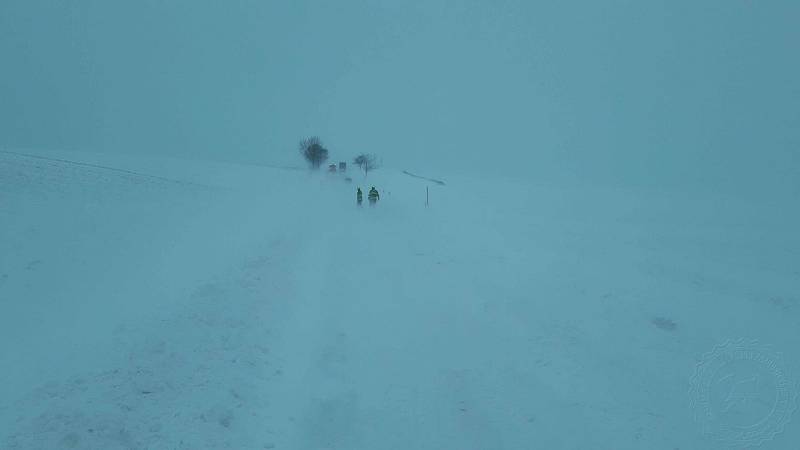 Silnice mezi Svitavami a Poličkou je uzavřená kvůli navátému sněhu.