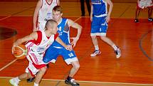 Svitavští basketbalisté (v bílých dresech) marně hledali účinný recept na hru kvalitního olomouckého soupeře. 
