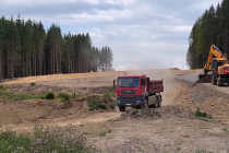 Aktuálně probíhá těžba zářezu, sanace podloží násypu D35 a realizace násypových vrstev.