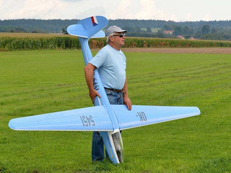 Obdiv si na leteckém dni v Litomyšli zasloužili nejen piloti, ale i modeláři, kteří svá letadla nechali odpočívat.