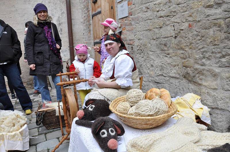 Ukázka řemesel  lákala nejen děti, ale také dospělé návštěvníky zámku, kteří vzpomínali na staré časy u svých  babiček a dědečků.   