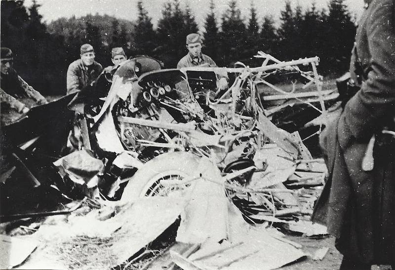 Odklízení vraku stroje, se kterým v dnech následujících po havárii pomáhali vojáci z Prostějova.