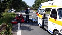 Mladého řidiče po střetu dvou vozidel transportoval vrtulník do nemocnice.