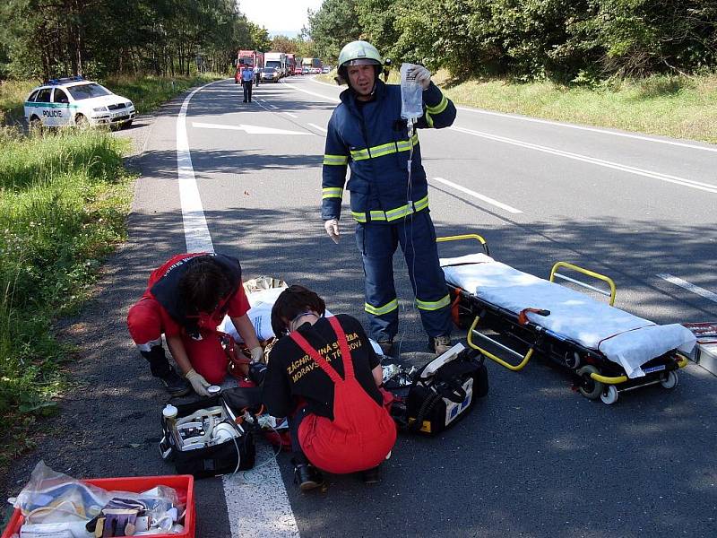 Mladého řidiče po střetu dvou vozidel transportoval vrtulník do nemocnice.