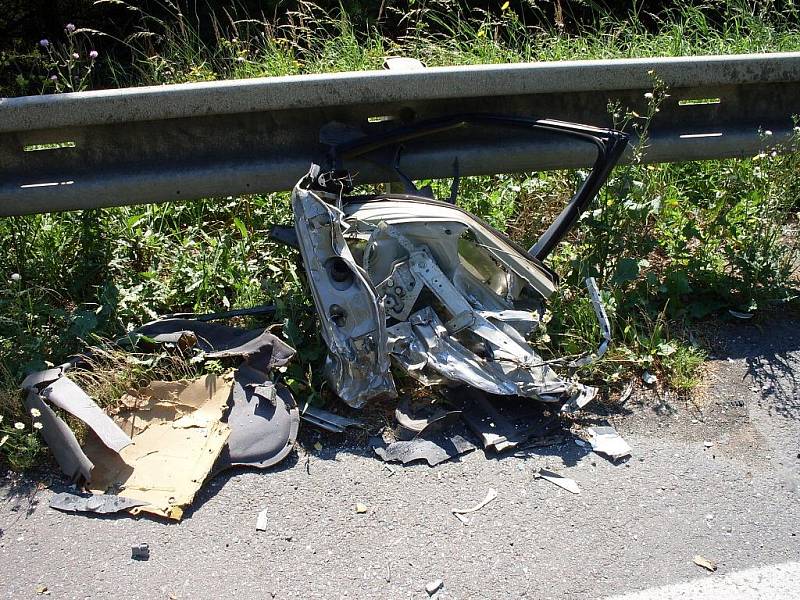 Mladého řidiče po střetu dvou vozidel transportoval vrtulník do nemocnice.