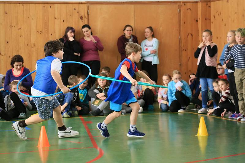 Školáci v Jevíčku si zatrénovali s výškařkou Michaelou Hrubou.