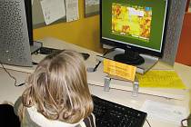 Školáci ze základních škol zamířili do Městské knihovny ve Svitavách, aby si zahráli hru nazvanou Webowou diwočinou.