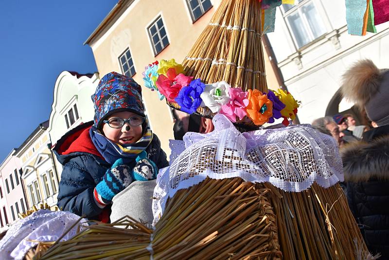 Maškary z Vortové u Hlinska ovládly v sobotu centrum Svitav. Masopust se ve městě uskutečnil již po sedmnácté. Nechyběla tradiční zabijačka, koblížky a jiné dobroty. Masopustní rej zakončilo tradiční porážení a vzkříšení kobyly.