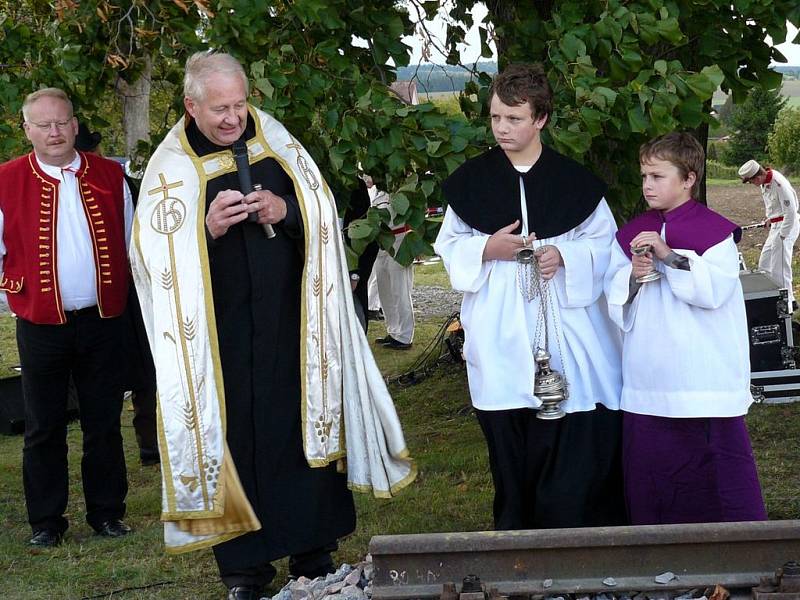 František Beneš pokropil litomyšlský vikář svěcenou vodou sebranické koleje.