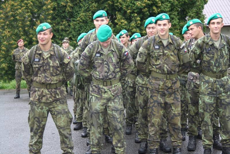 STUDENTI VOJENSKÉ ŠKOLY v Moravské Třebové začali včera nový školní rok společným nástupem. 