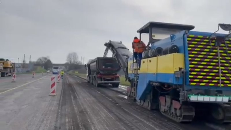 Během probíhající opravy vozovky silnice I/35 v 7,2 km dlouhém úseku Gajer - Lačnov nyní pomocí 2 velkých frézů odstraňujeme starý povrch, hlásí ŘSD