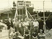 U MOSTU. Skupina dělníků na stavbě deskového mostu u Velkých Opatovic. 