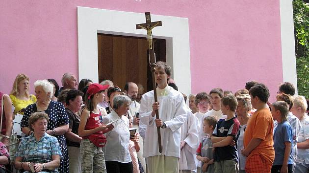 Na Baldě obnovili poutě. V neděli sem přišlo množství lidí na mši i na houpačky.