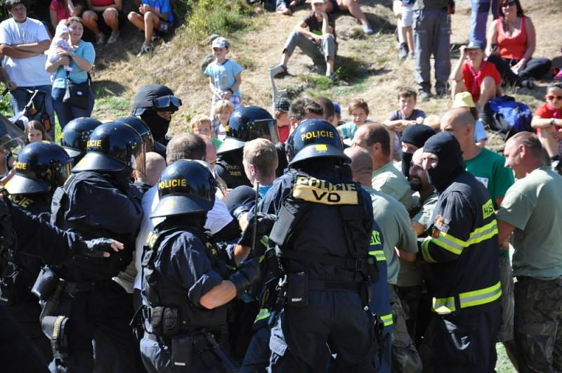 DEN S POLICIÍ A  ARMÁDOU zažili včera  lidé v Budislavi.  Viděli, jak  zasahují policisté  při demonstraci. Vojáci přivezli svoji techniku. Profesionální hasiči předvedli zásah u dopravní nehody a vyproštění zraněného člověka.  