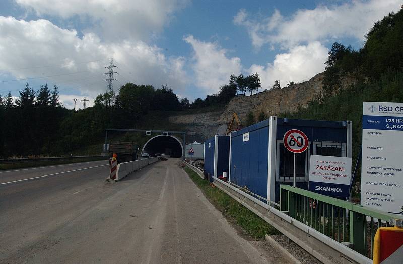 Hřebečský tunel čeká dlouhá uzavírka. Připomeňte si, jak šel čas s tunelem.