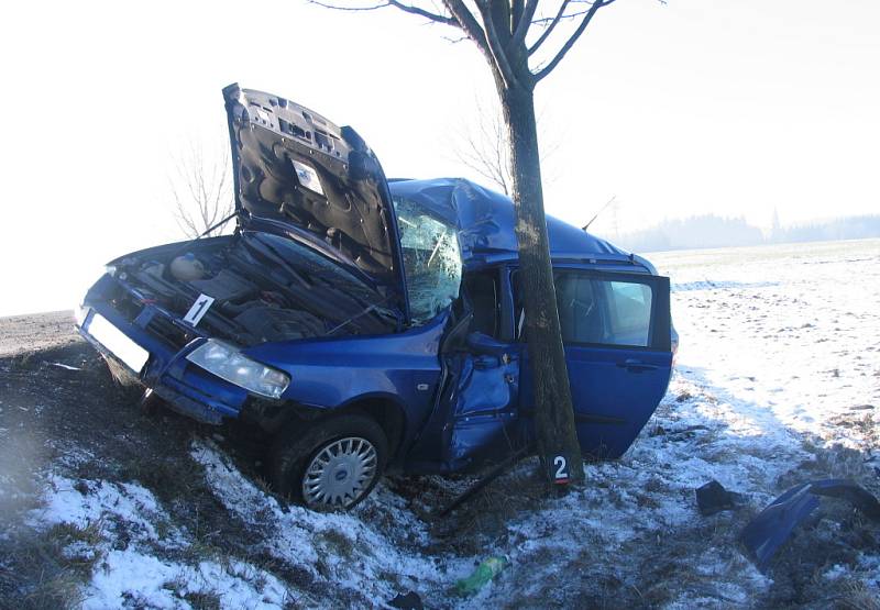 Nehoda u Vendolí na Svitavsku. Osmatřicetiletá řidička z Poličky se nevěnovala řízení a vyjela mimo silnici, kde narazila do stromu.