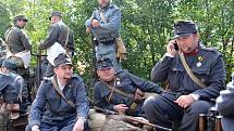 Vojáci už jsou připravení na povely. Na bitevním poli u Mladějova se už za týden  strhne boj o Blosdorf.   Akce je vzpomínkou na padlé v první světové válce.