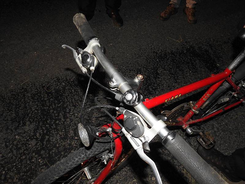 Kdo srazil muže na kole? Policie hledá svědky kolize.