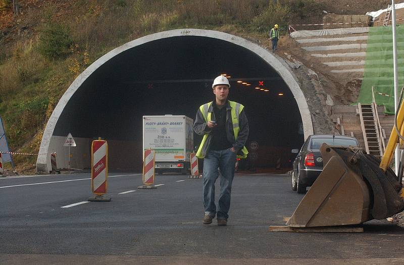 Hřebečský tunel čeká dlouhá uzavírka. Připomeňte si, jak šel čas s tunelem.