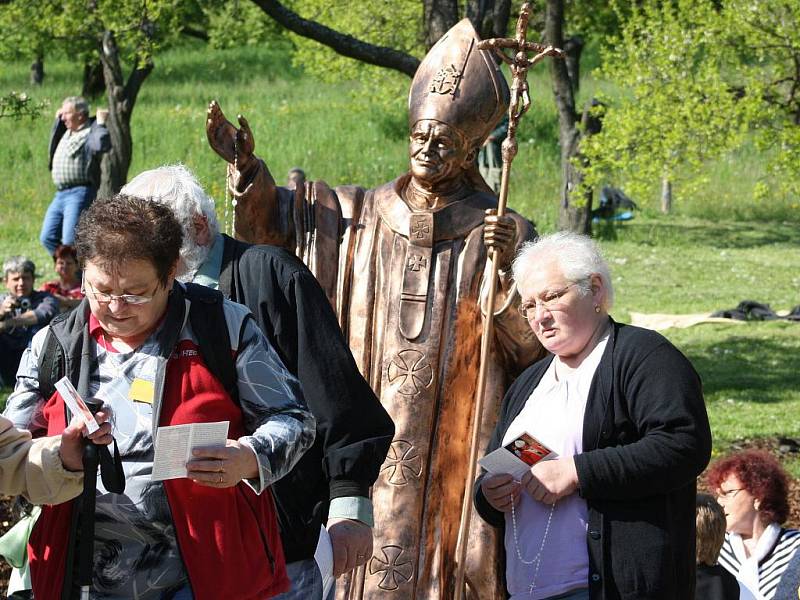 Jan Pavel II. je už navždy spojený s Koclířovem. Od soboty vítá jeho socha poutníky ve  Fatimě.