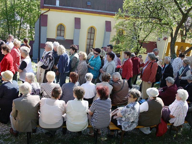 Jan Pavel II. je už navždy spojený s Koclířovem. Od soboty vítá jeho socha poutníky ve  Fatimě.