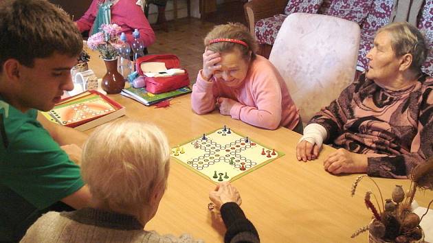 MLADÍ DOBROVOLNÍCI se v Litomyšli věnují seniorům, ale i zdravotně postiženým lidem. Pomáhají jim příjemně strávit jejich volný čas. 