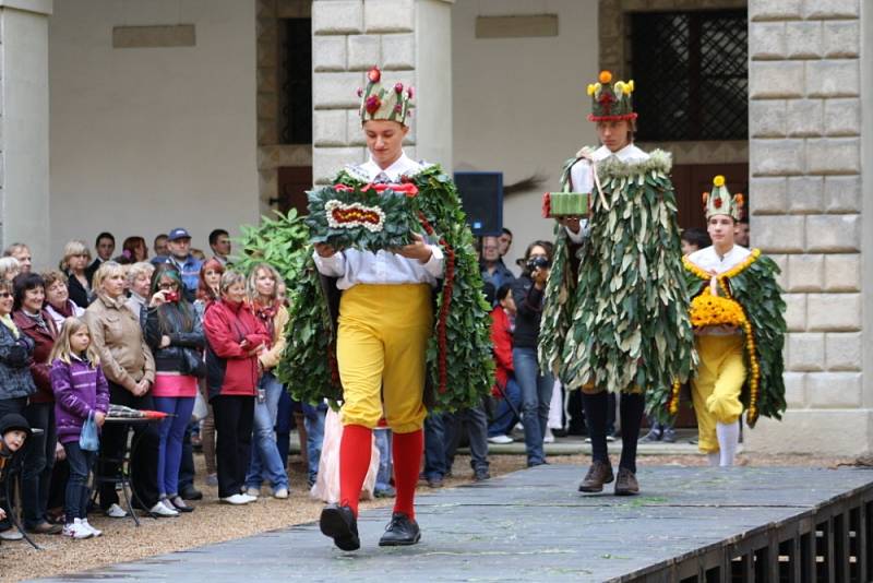 SVATBA V KROJI I V BÍLÉM.  Studenti zahradnické školy předvedli na květinové show nejdříve staročeskou svatbu a poté publikum na zámeckém nádvoří zhlédlo přehlídku současných svatebních  šatů a kytic. 