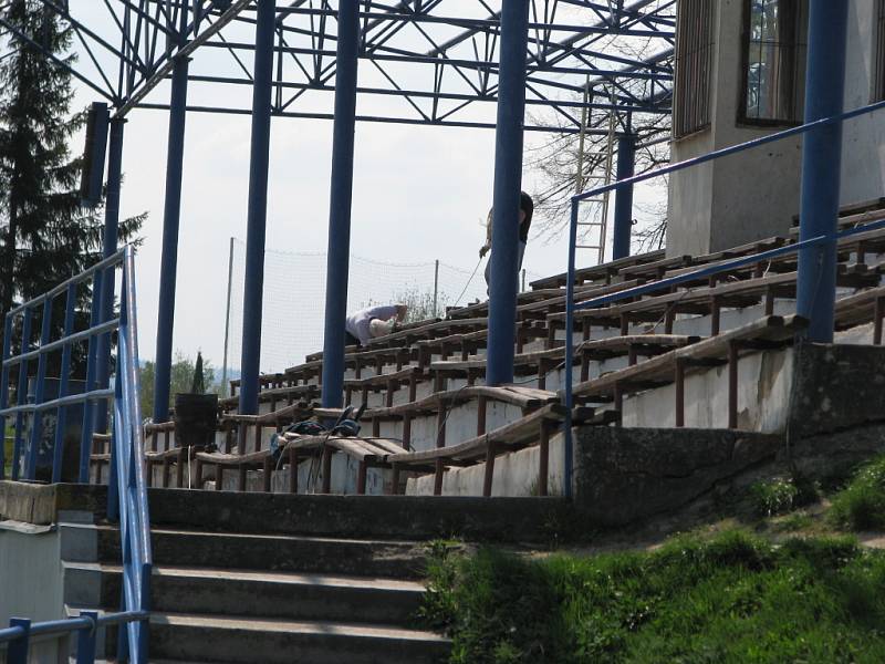 Na plno se rozbíhá rekonstrukce stadionu ve Svitavách.