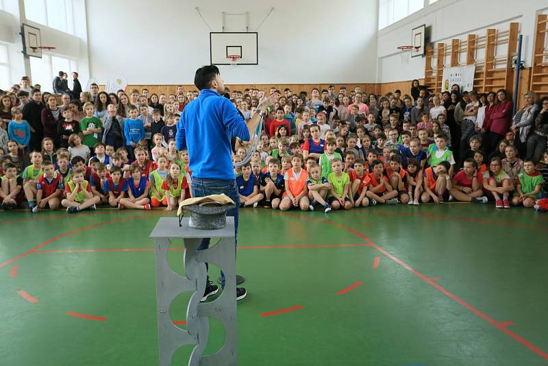 Školáci v Jevíčku si zatrénovali s výškařkou Michaelou Hrubou.