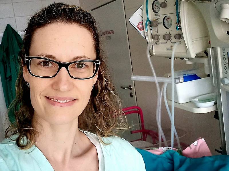 Covid zásadně proměnil i život v porodnicích, říká lékařka Lucie Kavanová.