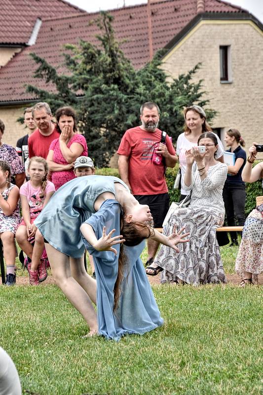 Žáci Základní umělecké školy Dolní Újezd se představili v úterý odpoledne veřejnosti v parku. Akci Zuška žije zahájila vernisáž výtvarného oboru, vystoupili malí muzikanti, zpěváci, divadelníci a tanečnice.