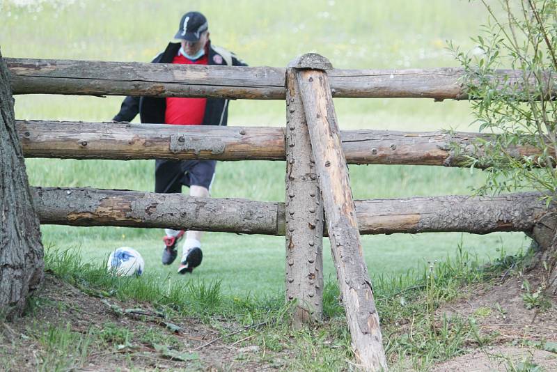 Ze zápolení fotbalgolfistů na hřišti u Primátorské hráze v Litomyšli.