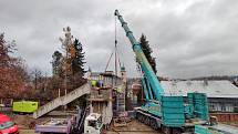 Stavba nového nadchodu přes silnici I/35 v Litomyšli. Jeřáb položil na pilíře postupně oba kusy ocelové lávky.