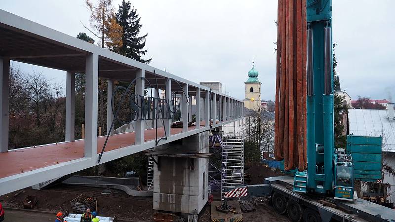 Stavba nového nadchodu přes silnici I/35 v Litomyšli.