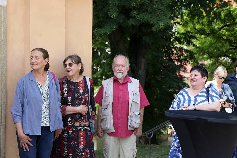 V Regionálním muzeu v Litomyšli připomínají 170. výročí narození Aloise Jiráska unikátní výstavou. Sobotní vernisáže se zúčastnili i potomci spisovatele.